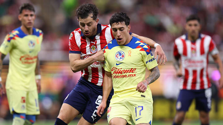 Alan Mozo de Chivas y Alejandro Zendejas del América durante el Clásico Nacional del Clausura 2024