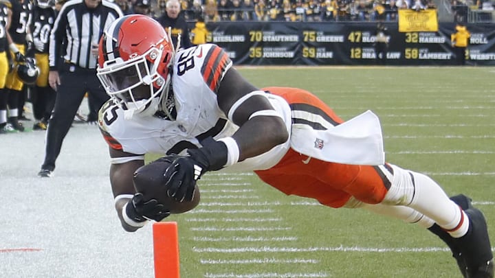 Dec 8, 2024; Pittsburgh, Pennsylvania, USA; Cleveland Browns tight end David Njoku (85) dives into the end-zone to score a touchdown against the Pittsburgh Steelers during the fourth quarter at Acrisure Stadium. Mandatory Credit: Charles LeClaire-Imagn Images Dec 8, 2024; Pittsburgh, Pennsylvania, USA; Cleveland Browns tight end David Njoku (85) dives into the end-zone to score a touchdown against the Pittsburgh Steelers during the fourth quarter at Acrisure Stadium. Mandatory Credit: Charles LeClaire-Imagn Images