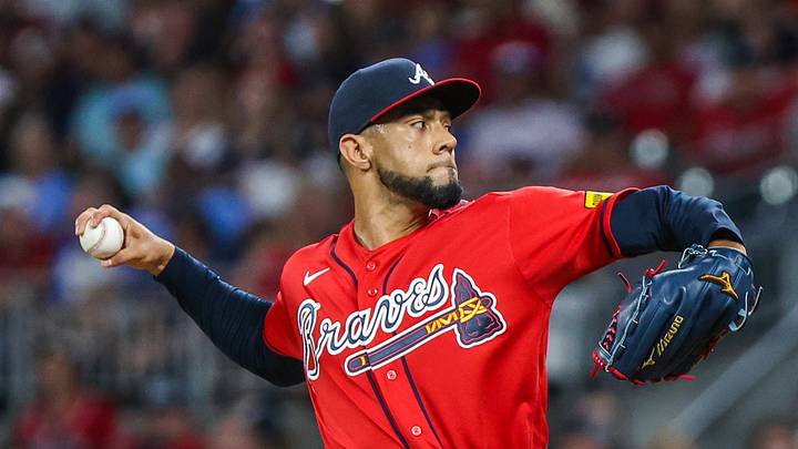 Jun 19, 2026; Cumberland, Georgia, USA; Atlanta Braves pitcher Robert Suarez (75) pitches against the Milwaukee Brewers during the seventh inning at Truist Park. Mandatory Credit: Jordan Godfree-Imagn Images