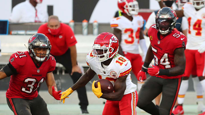Nov 29, 2020; Tampa, Florida, USA; Kansas City Chiefs wide receiver Tyreek Hill (10) runs the ball against Tampa Bay Buccaneers strong safety Antoine Winfield Jr. (31) and inside linebacker Lavonte David (54) during the first half at Raymond James Stadium. Mandatory Credit: Kim Klement-Imagn Images