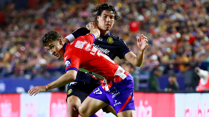 El brasileño Rodrigo Dourado y Erick Gutiérrez disputan el esférico El brasileño Rodrigo Dourado y Erick Gutiérrez disputan el esférico