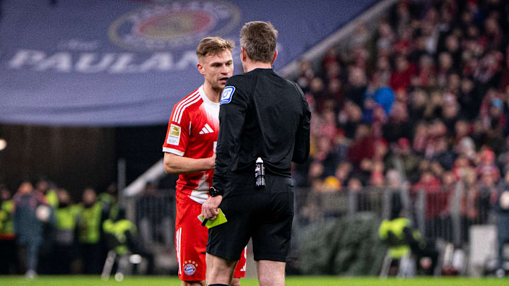 Joshua Kimmich beim Schiedsrichter Joshua Kimmich beim Schiedsrichter