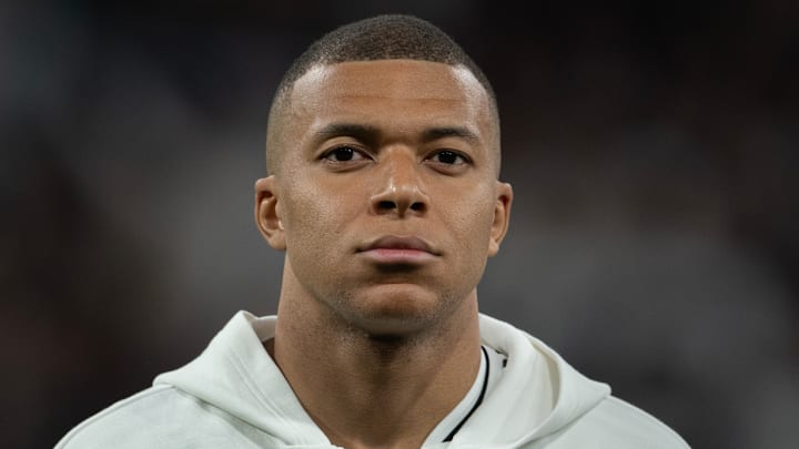 Kylian Mbappé est remplaçant au coup d 'envoi.