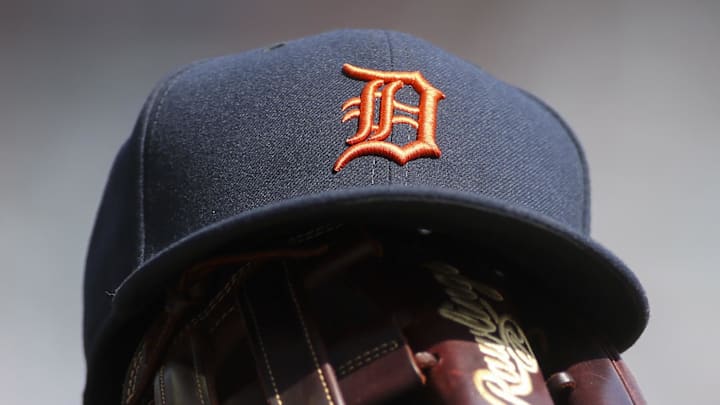 Detroit Tigers hat and glove