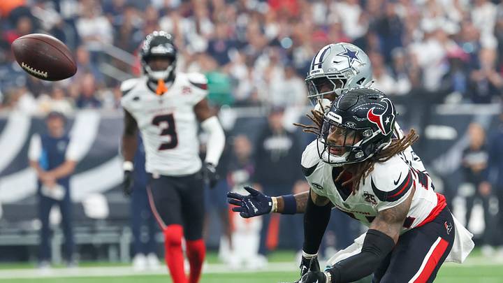 Houston Texans cornerback Derek Stingley Jr. (24) breaks up a pass intended for Dallas Cowboys wideout Ceedee Lamb (88) 