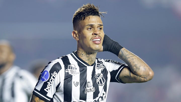 O camisa 25 é titular da equipe, mas não vive uma boa fase O camisa 25 é titular da equipe, mas não vive uma boa fase