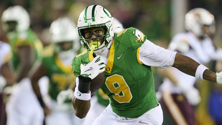 Nov 14, 2025; Eugene, Oregon, USA; Oregon Ducks tight end Jamari Johnson (9) catches a pass for a first down during the first half against Minnesota Golden Gophers defensive back John Nestor (17) at Autzen Stadium. 