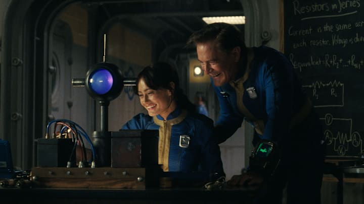 (L-R) Ella Purnell (Lucy) and Kyle MacLachlan (Overseer Hank) in “Fallout”