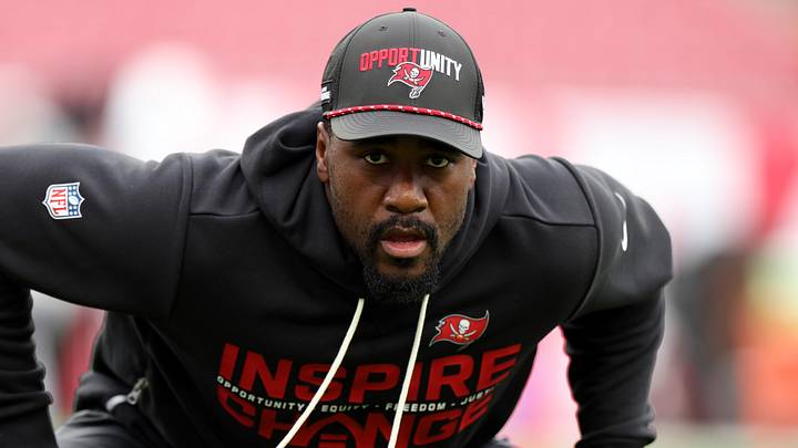 Tampa Bay Buccaneers linebacker Lavonte David (54) warms up before the game against the Carolina Panthers Tampa Bay Buccaneers linebacker Lavonte David (54) warms up before the game against the Carolina Panthers