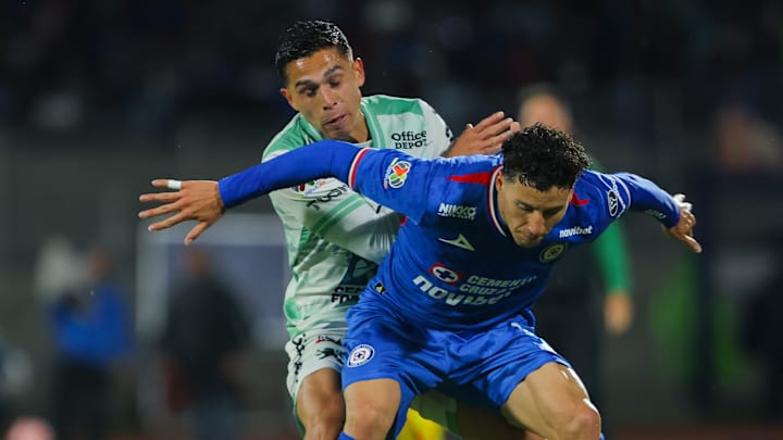 Salvador Reyes marca a Jorge Sánchez en el A2025