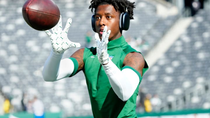 New York Jets cornerback Sauce Gardner (1) warms up at MetLife Stadium before the game, Sunday, November 17, 2024, in East Rutherford.