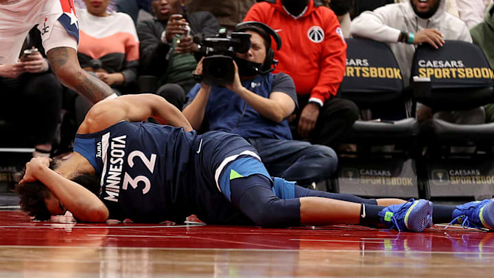 Karl-Anthony Towns debió salir del partido en el último cuarto del partido entre Timberwolves y Wizards