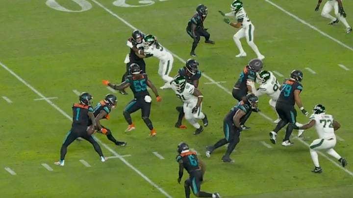 Tua Tagovailoa flipped the ball to Dolphins wide receiver Malik Washington for a moderate gain.