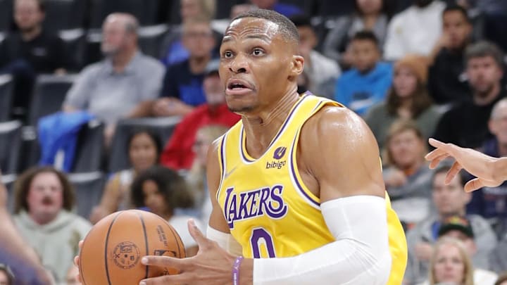 Westbrook sumó un triple doble, pero se fue expulsado en la derrota de los Lakers