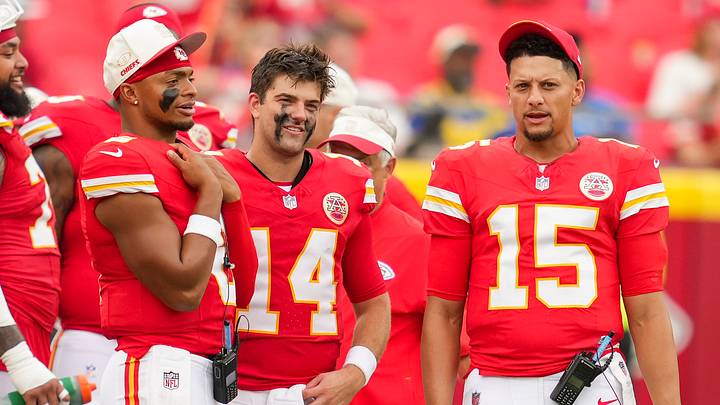 Aug 15, 2026; Kansas City, Missouri, USA; Kansas City Chiefs quarterback Patrick Mahomes (right) talks with quarterback Justin Fields (left) and quarterback Garrett Nussmeier (center) during the second half against the Los Angeles Rams at Arrowhead Stadium. Mandatory Credit: Jay Biggerstaff-Imagn Images Aug 15, 2026; Kansas City, Missouri, USA; Kansas City Chiefs quarterback Patrick Mahomes (right) talks with quarterback Justin Fields (left) and quarterback Garrett Nussmeier (center) during the second half against the Los Angeles Rams at Arrowhead Stadium. Mandatory Credit: Jay Biggerstaff-Imagn Images