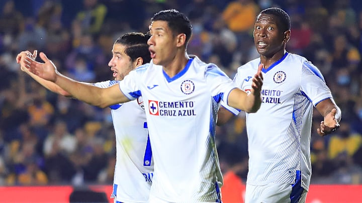 Uriel Antuna junto al uruguayo Ignacio Rivero y el ecuatoriano Brayan Angulo durante el duelo de Tigres ante Cruz Azul. Uriel Antuna junto al uruguayo Ignacio Rivero y el ecuatoriano Brayan Angulo durante el duelo de Tigres ante Cruz Azul.
