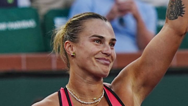 Aryna Sabalenka waves to the crowd