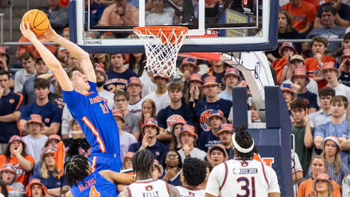 Florida Gators center Alex Condon (21) finishes an alley-op dunk as Auburn Tigers take on Florida Gators at Neville Arena in Auburn, Ala., on Saturday, Feb. 8, 2025. Florida Gators defeated Auburn Tigers 90-81.