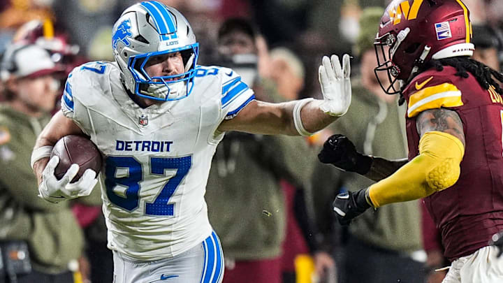 Detroit Lions tight end Sam LaPorta (87) makes a catch against Washington Commanders linebacker Frankie Luvu (4) during the first half at Northwest Stadium in Landover, Md. on Sunday, November 9, 2025.