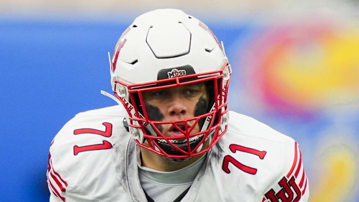 Utah OT Caleb Lomu prepares for the snap.