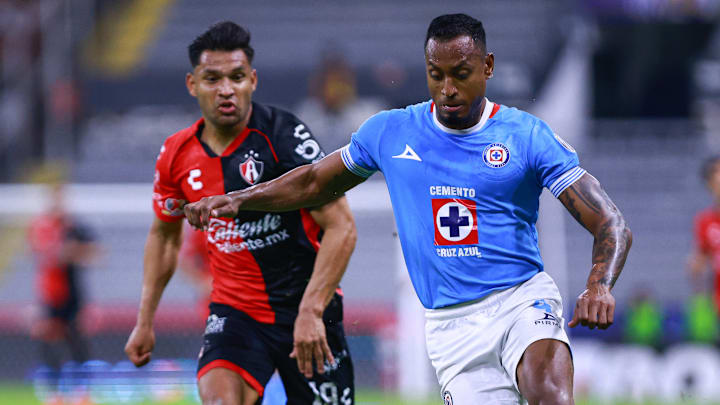 Eduardo 'Mudo' Aguirre de Atlas y el colombiano Willer Ditta de Cruz Azul durante el Apertura 2024