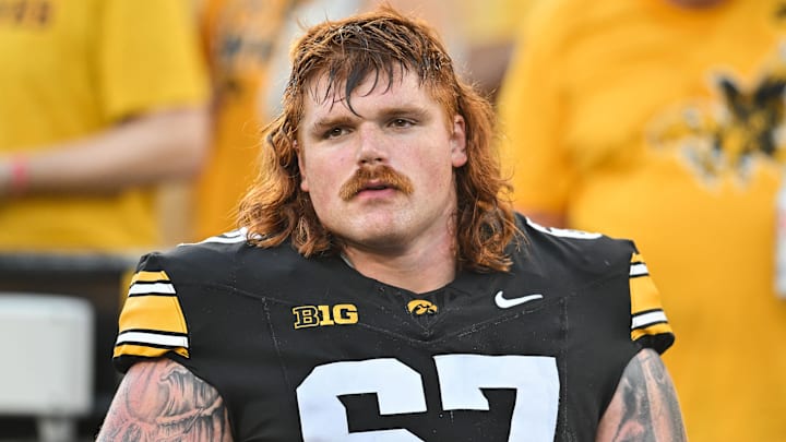 Iowa Hawkeyes offensive lineman Gennings Dunker