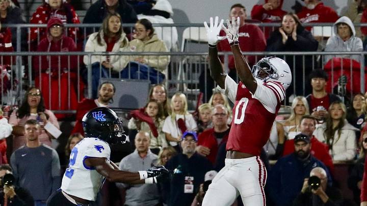 Oklahoma wide receiver Manny Choice prepares to catch a pass against Kentucky.