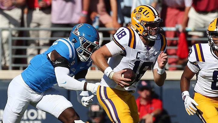Suntarine Perkins chases Garrett Nussmeier in a 2025 football game Suntarine Perkins chases Garrett Nussmeier in a 2025 football game