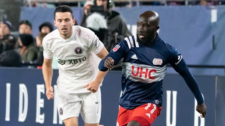 El escocés Lewis Morgan (Inter Miami) y el ghanés Ema Boateng (New England) durante la temporada 2021 de la MLS.