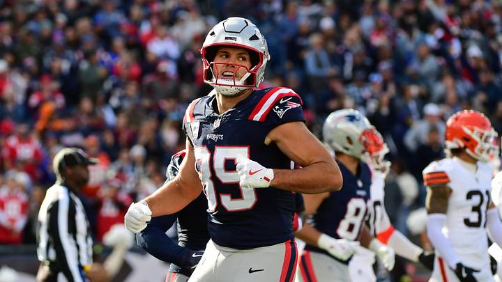 Oct 26, 2025; Foxborough, Massachusetts, USA; (Editors Notes: Caption Correction) New England Patriots tight end Hunter Henry (85) celebrates a touchdown during the third quarter against the Cleveland Browns at Gillette Stadium. Mandatory Credit: Bob DeChiara-Imagn Images Oct 26, 2025; Foxborough, Massachusetts, USA; (Editors Notes: Caption Correction) New England Patriots tight end Hunter Henry (85) celebrates a touchdown during the third quarter against the Cleveland Browns at Gillette Stadium. Mandatory Credit: Bob DeChiara-Imagn Images