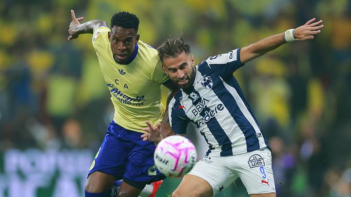 Cristian Borja compite con Diego Rossi por la posesión del balón Cristian Borja compite con Diego Rossi por la posesión del balón