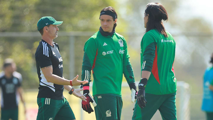 Diego Cocca charla con Toño Rodríguez y Carlos Acevedo durante el entrenamiento de la selección mexicana.