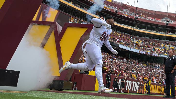 Sep 10, 2023; Landover, Maryland, USA; Washington Commanders DT Daron Payne (94) runs onto the field before the game against the Arizona Cardinals at FedExField. Mandatory Credit: Tommy Gilligan-USA TODAY Sports