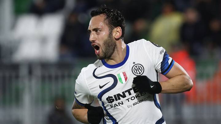 L'esultanza di Hakan Calhanoglu L'esultanza di Hakan Calhanoglu