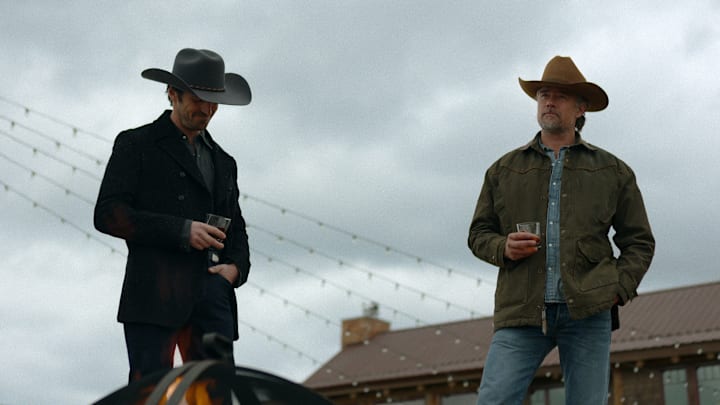 RANSOM CANYON. (L to R) Eoin Macken as Davis and Josh Duhamel as Staten in Episode 106 of Ransom Canyon