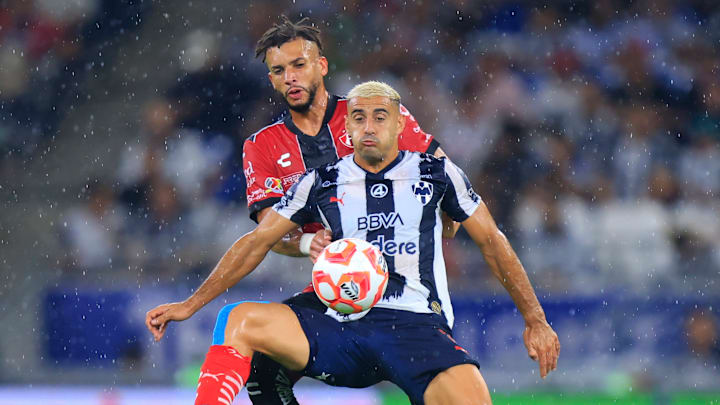 El brasileño Matheus Dória marca de cerca al argentino Germán Berterame, héroe de la noche