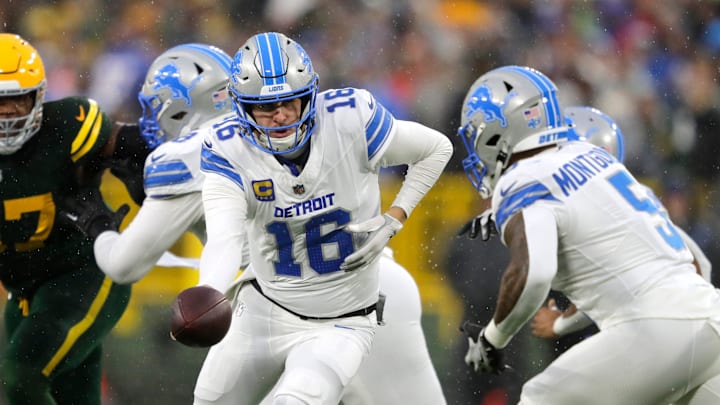 Detroit Lions quarterback Jared Goff (16) hands off the ball to running back David Montgomery (5) 