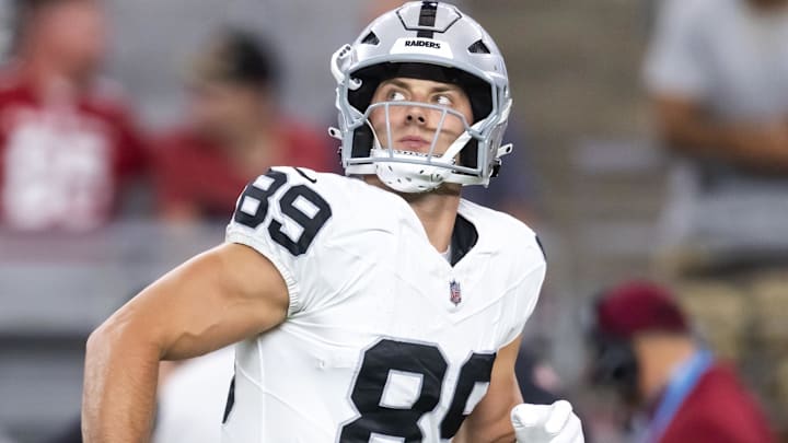 Aug 23, 2025; Glendale, Arizona, USA; Las Vegas Raiders tight end Brock Bowers (89) against the Arizona Cardinals during a preseason NFL game at State Farm Stadium. Mandatory Credit: Mark J. Rebilas-Imagn Images
