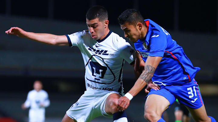 Erik Lira (Pumas) y Orbelín Pineda (Cruz Azul) luchan por el esférico en el Guard1anes 2021.