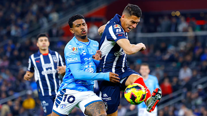 El brasileño John Kennedy y Héctor Moreno durante la fase regular