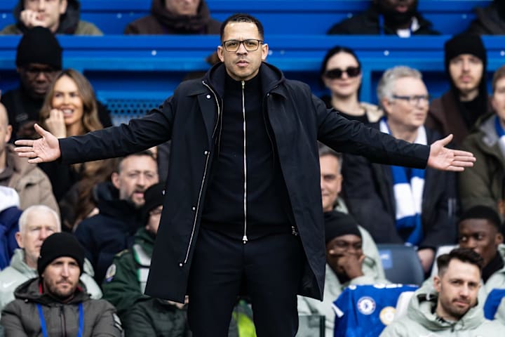 เลียม โรเซนิออร์กางแขนออก