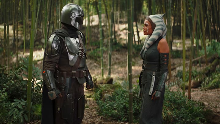 (L-R): The Mandalorian (Pedro Pascal) and Ahsoka Tano (Rosario Dawson) in Lucasfilm's THE BOOK OF BOBA FETT, exclusively on Disney+. © 2022 Lucasfilm Ltd. & ™. All Rights Reserved.