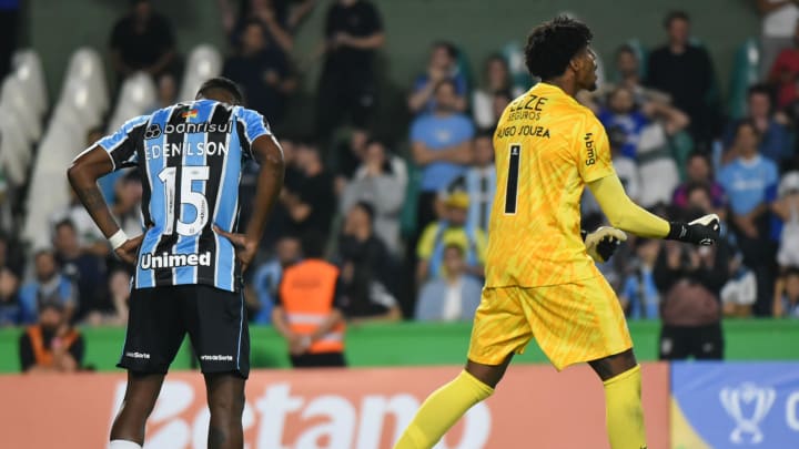 Hugo Souza defendeu uma das cobranças