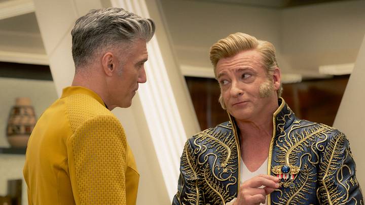 (L-R): Anson Mount as Captain Pike and Rhys Darby as Trelane in Star Trek: Strange New Worlds, episode 7, season 4, streaming on Paramount+, 2026. Photo Credit: Christos Kalohoridis/Paramount+