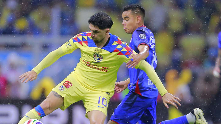 El chileno Diego Valdés del América y Charly Rodríguez del Cruz Azul durante la final del Clausura 2024