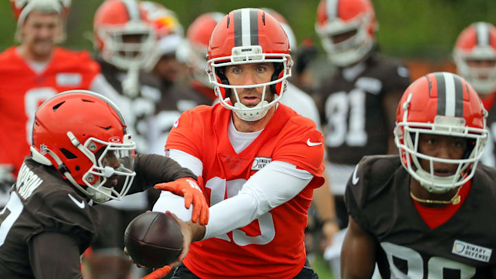 Cleveland Browns quarterback Joe Flacco makes a handoff to running back Dylan Sampson (22) during an NFL practice at the Cleveland Browns training facility on Wednesday, May 28, 2025, in Berea, Ohio.