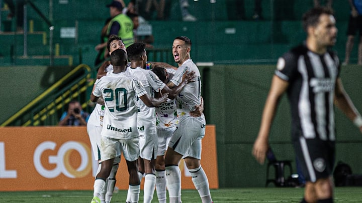 Jogando em casa, Goiás vence Botafogo por 2 a 1 e encerra fase positiva do rival Jogando em casa, Goiás vence Botafogo por 2 a 1 e encerra fase positiva do rival