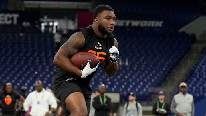 Mar 1, 2025; Indianapolis, IN, USA; Kansas running back Devin Neal (RB25) during the 2025 NFL Combine at Lucas Oil Stadium. Mandatory Credit: Kirby Lee-Imagn Images Mar 1, 2025; Indianapolis, IN, USA; Kansas running back Devin Neal (RB25) during the 2025 NFL Combine at Lucas Oil Stadium. Mandatory Credit: Kirby Lee-Imagn Images
