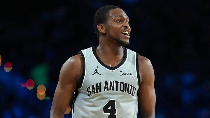 Dec 16, 2025; Las Vegas, Nevada, USA; San Antonio Spurs guard De'Aaron Fox (4) reacts against the New York Knicks during the Emirates NBA Cup Final at T-Mobile Arena. Mandatory Credit: Kirby Lee-Imagn Images Dec 16, 2025; Las Vegas, Nevada, USA; San Antonio Spurs guard De'Aaron Fox (4) reacts against the New York Knicks during the Emirates NBA Cup Final at T-Mobile Arena. Mandatory Credit: Kirby Lee-Imagn Images