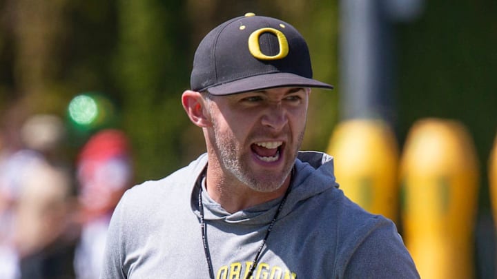 Oregon tight ends coach Drew Mehringer works with players during practice with the Ducks Wednesday, Aug. 14 2024 at the Hatfield-Dowlin Complex in Eugene, Ore.